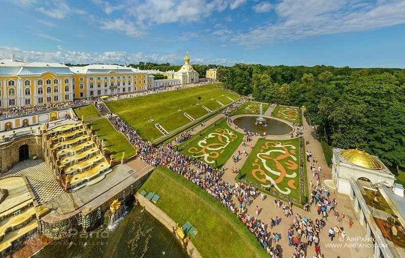 Super views of Peterhof palace